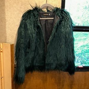 This is a size Medium, emerald green faux fur coat! the brand is Lanshifei!